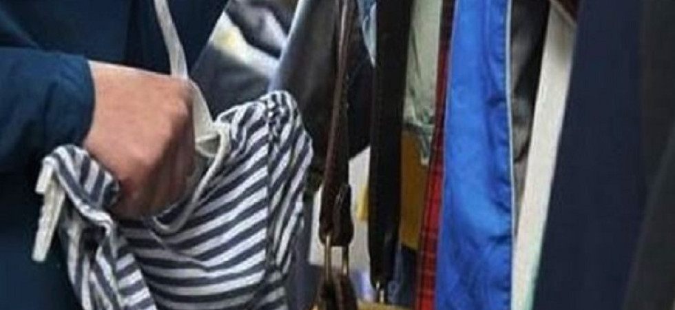 Tentano di rubare della merce in un negozio ma vengono sorpresi: nei guai un 27enne e un 33enne, arrestati dalla polizia