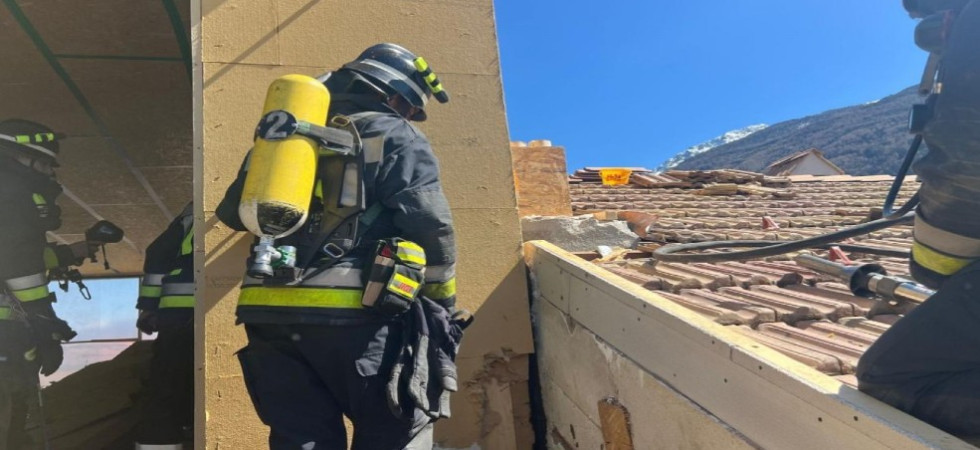 Incendio in un edificio in costruzione, in fiamme materiali d'isolamento: in azione i vigili del fuoco e i soccorsi