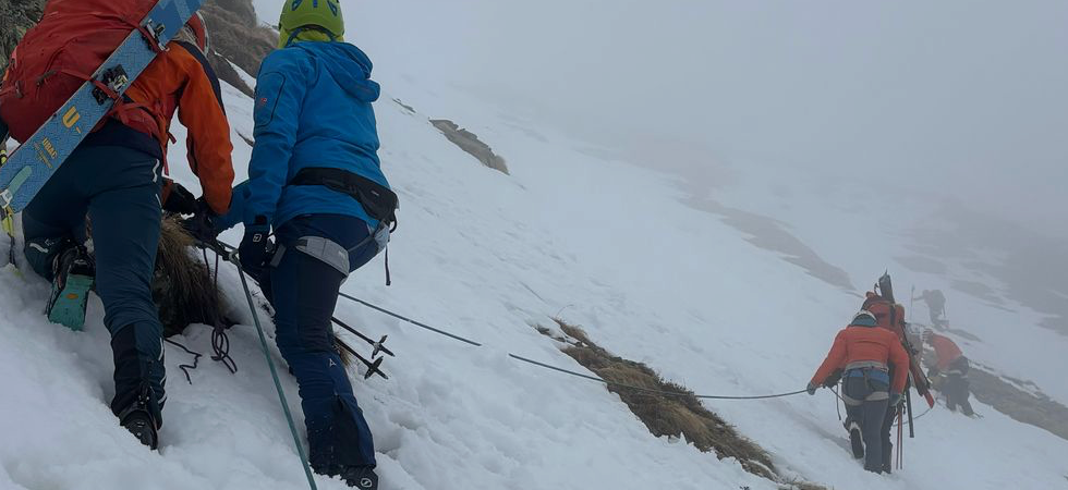 Sono esperti e ben attrezzati ma la nebbia è troppo fitta e finiscono per perdersi