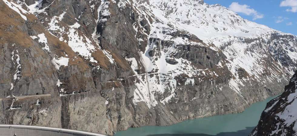 Tremendo incidente, crolla una cascata di ghiaccio che travolge e uccide uno scialpinista: vani i soccorsi per un 58enne