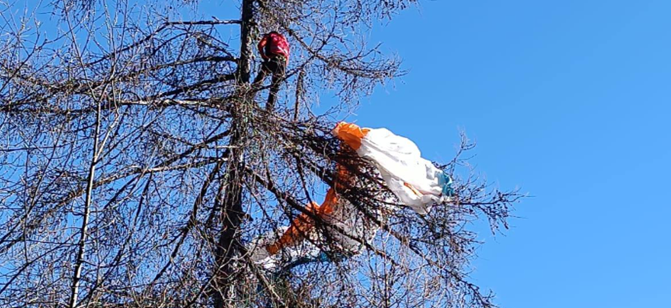 Foto archivio Vedono precipitare un parapendista che finisce nei boschi: trovato appeso a 5 metri d'altezza