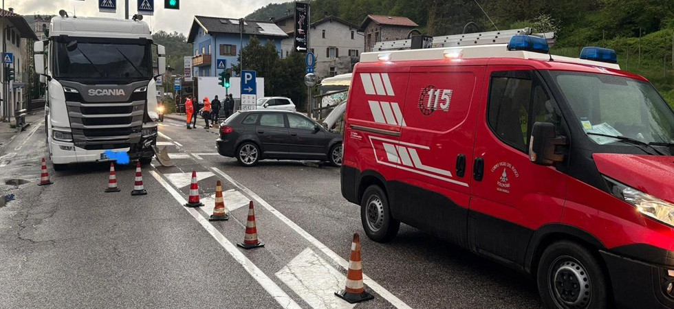 Violento scontro fronto-laterale tra un camion e un'auto lungo la Gardesana, code e rallentamenti