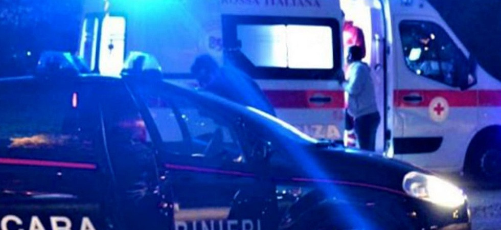 Accoltellamento in piazza, un uomo trasportato all'ospedale: indagini delle forze dell'ordine