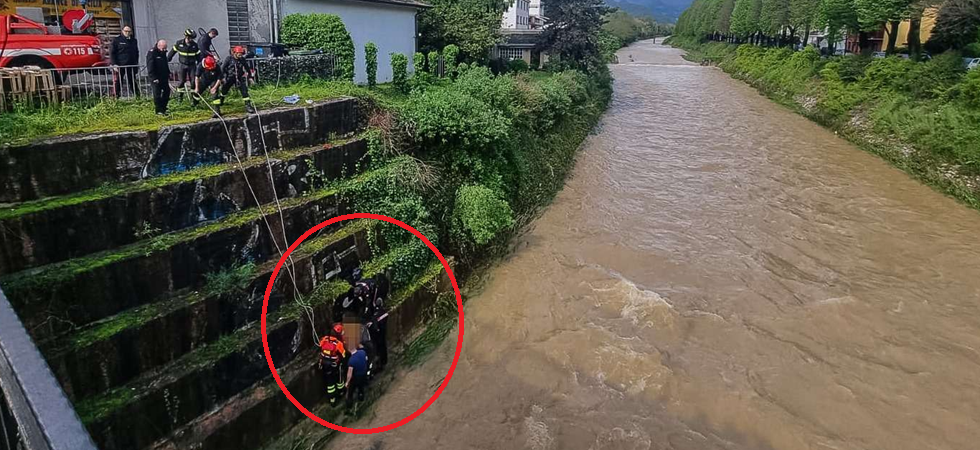 Scivola dalla strada e cade rischiando di essere trasportata via dalla piena del torrente