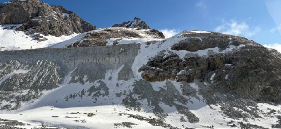 Terribile tragedia sotto gli occhi dei due amici, precipita nel vuoto da quota 2.700: morto uno scialpinista di 38 anni