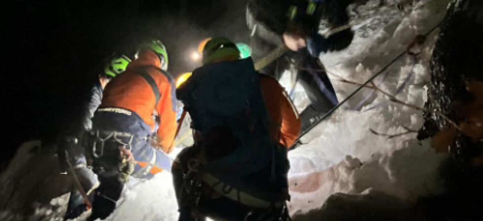 Sulla ferrata ci sono 30 centimetri di neve fresca ma la famiglia (con figli) decide di percorrerla ugualmente