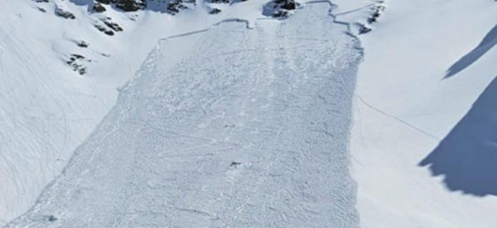 Scavano nella neve per 15 minuti, lo trovano e praticano le manovre di rianimazione fino all'arrivo dei soccorsi