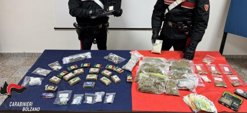 Arrestato un "insospettabile" giovane cameriere: in casa aveva migliaia di euro in contanti e diversi chili di hashish
