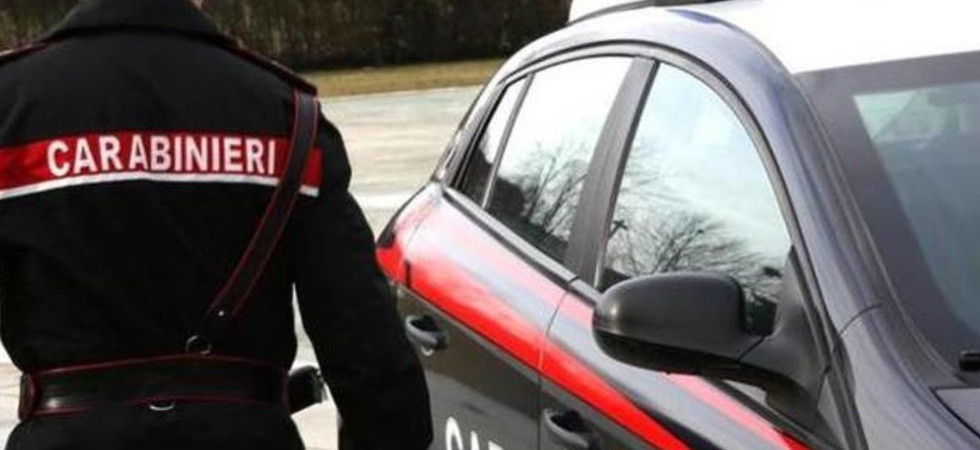 Cellulari, profumi e capi di abbigliamento, oltre 3200 euro di merce rubata trovata in un'auto: l'intervento dei carabinieri