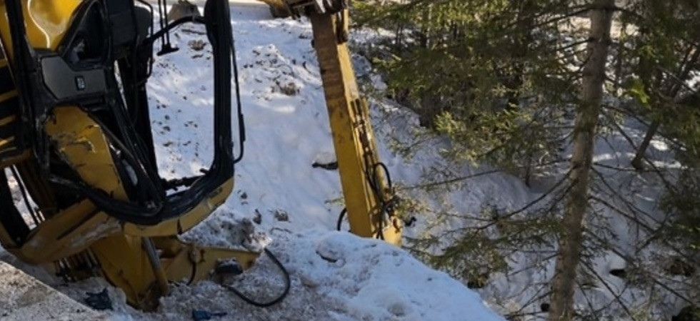 Libera un sentiero innevato con l’escavatore ma il mezzo scivola e precipita per 20 metri, momenti di paura per un 59enne