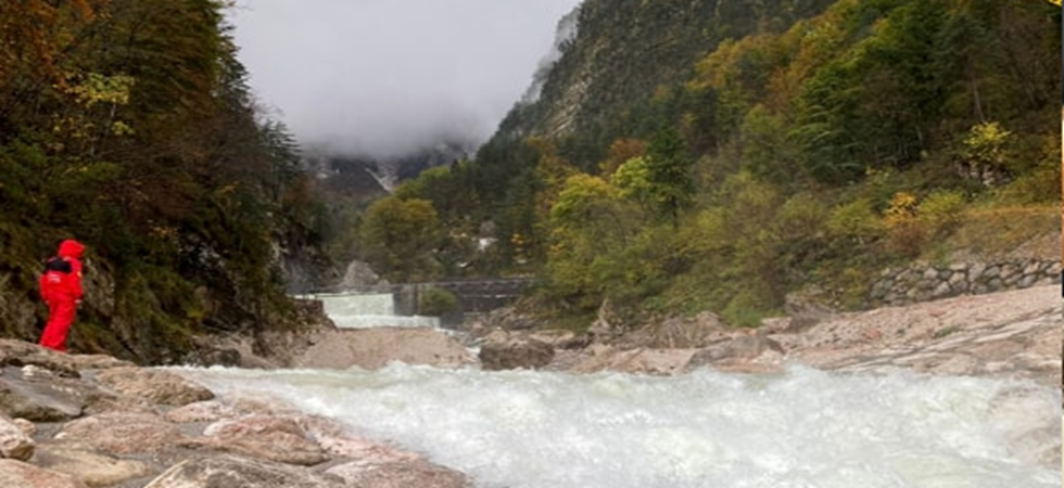 Voleva attraversare il torrente ma tra un salto e l'altro il livello dell'acqua è salito ed è rimasto bloccato su un sasso