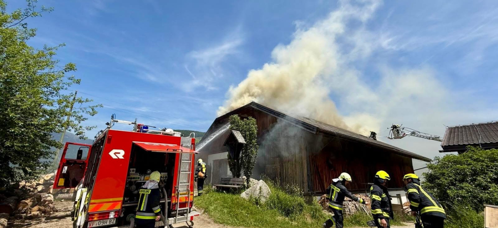 Dramma in un maso, 34enne muore in un incendio: le fiamme hanno avvolto l’intera struttura