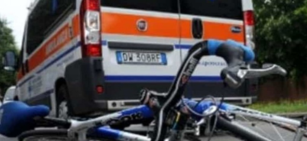 Ciclista tampona l'auto che lo precede, sbattendo violentemente il viso contro il mezzo
