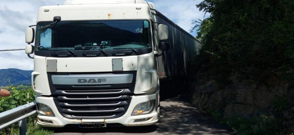 Ignora i divieti e resta incastrato con il camion in una curva stretta