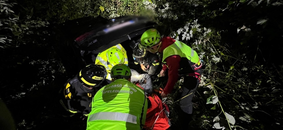 Sbaglia manovra nel parcheggio e l'auto finisce nella scarpata per 40 metri