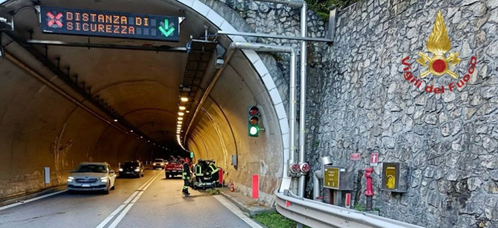Perde il controllo dell'auto e si schianta contro la parete della galleria, un ferito portato all'ospedale
