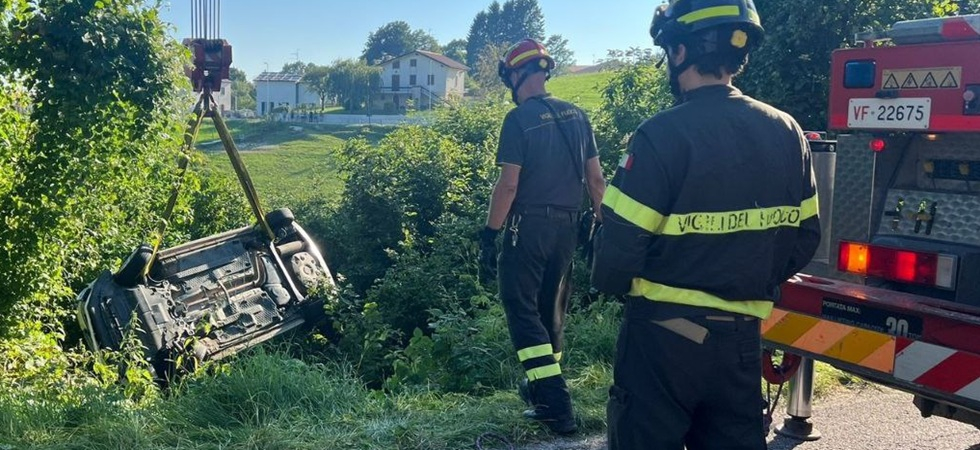 Tremendo incidente, perde il controllo dell'auto e finisce in una scarpata: un uomo intrappolato fra le lamiere