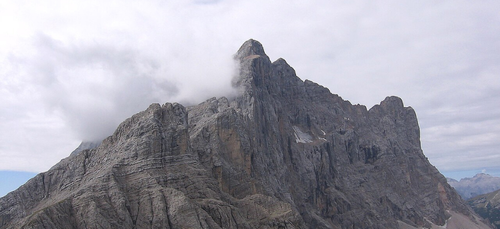 Bloccati al buio in parete a 3.000 metri di quota, due alpinisti lanciano l'allarme: si alza in volo l'elicottero