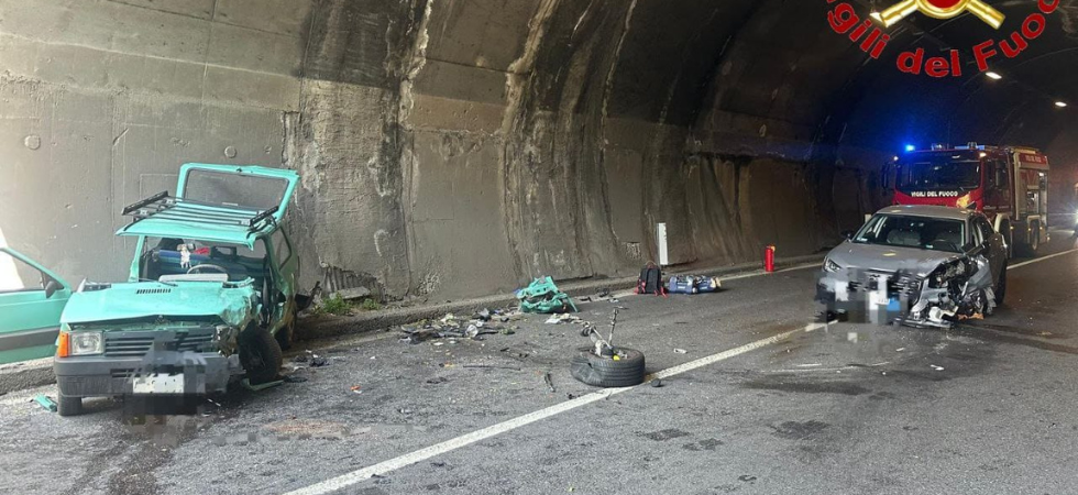 Paura in galleria, violento scontro tra due auto: due feriti trasportati in elicottero in ospedale