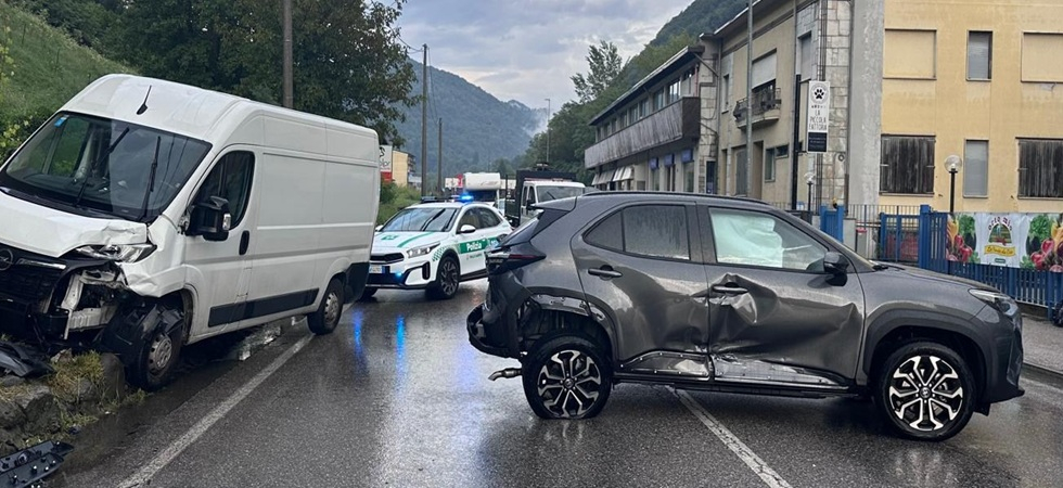 Tremendo schianto lungo la Sp237: l'impatto violentissimo