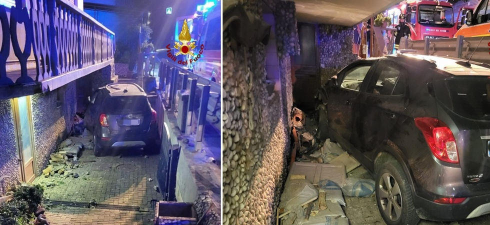 Perde il controllo dell'auto, sfonda un cancello e si incastra all'entra di una casa: momenti di paura nella notte
