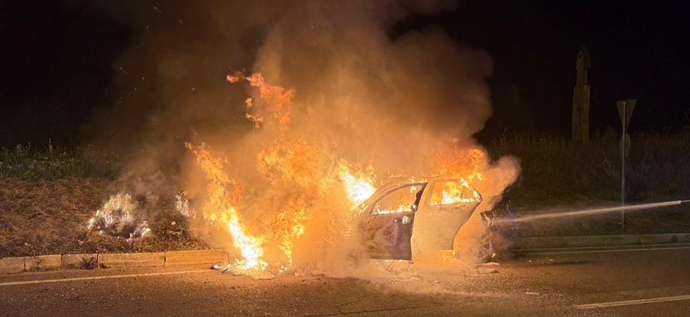 Auto in fiamme nella notte, lo spaventoso incendio lungo la SS45bis: il mezzo è stato distrutto