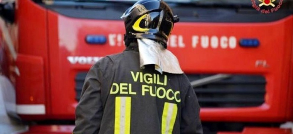 Un botto, l'esplosione e un incendio scoppia nel garage: accorrono diverse squadre di soccorritori