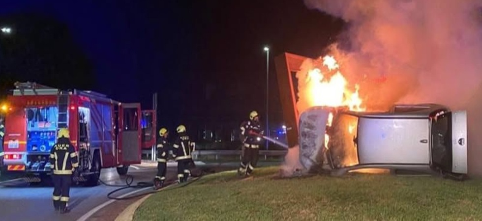 Tremendo incidente nella notte, perde il controllo dell'auto in rotatoria e si schianta