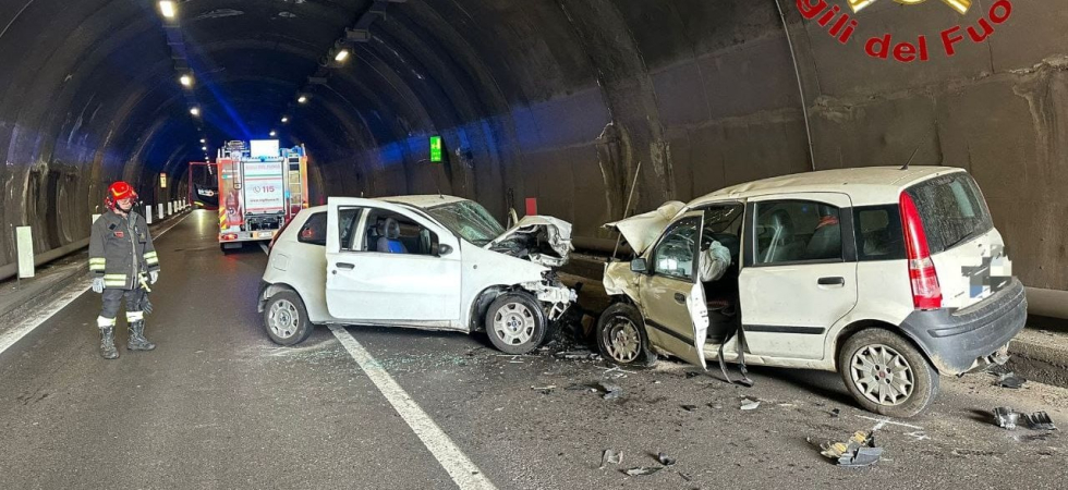 Tremendo frontale tra due auto in galleria: sul posto anche l'elisoccorso