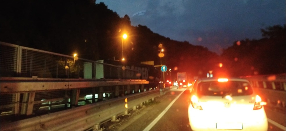 Auto ferma in galleria, code e rallentamenti sulla statale della Valsugana