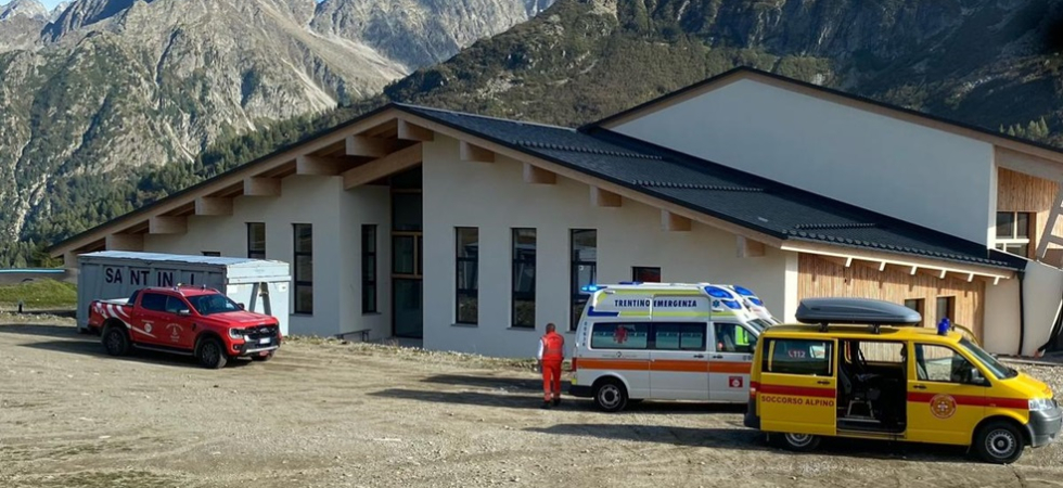 Un biker si schianta sulla pista da downhill, una ciclista finisce a terra al parco