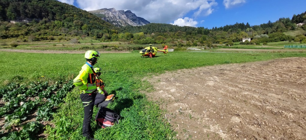 Precipita con il parapendio e resta appesa tra i rami sul precipizio: 72enne salvato dai soccorritori