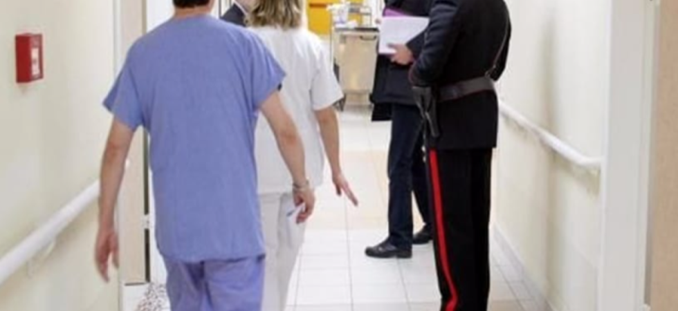 Paura all'ospedale nella notte, una 39enne forza una porta e vandalizza la reception