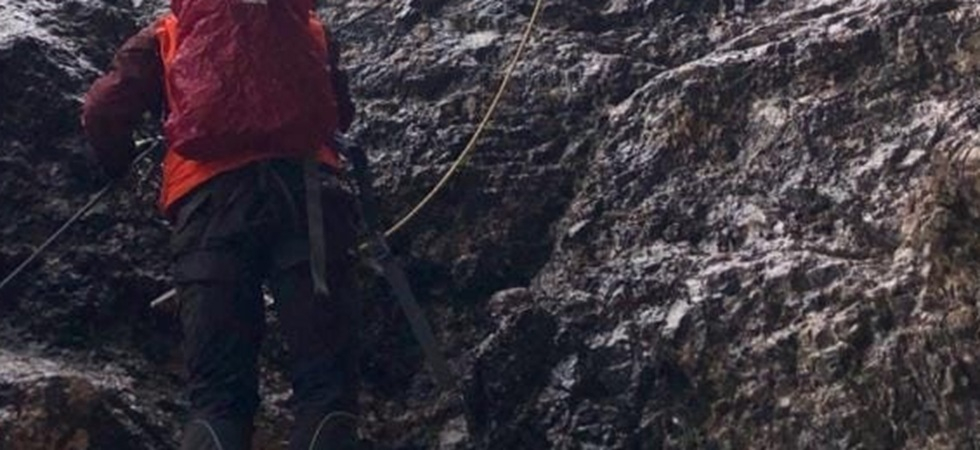 Tragedia in montagna, scivola e precipita per 80 metri: 64enne muore davanti agli occhi della moglie e dei due figli