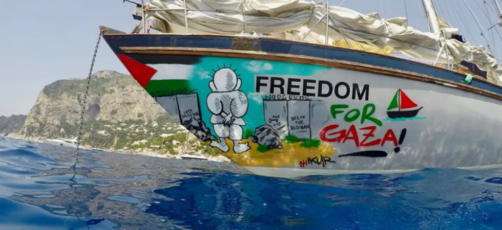 Prima la manifestazione per difendere la Gobal Sumud Flotilla poi il corteo con fumogeni e torce