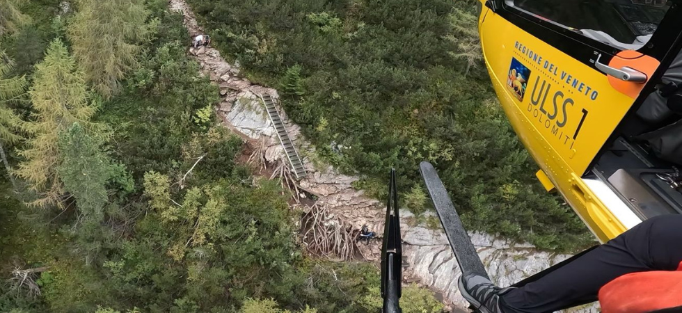 Escursionista infortunata in quota, il gestore del rifugio esce a cercarla per soccorrerla: poi l'intervento dell'elicottero