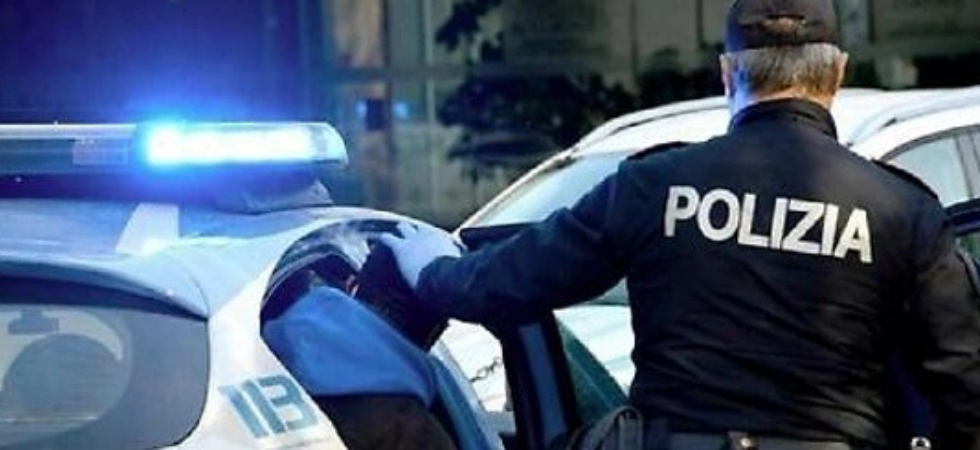 Calci, pugni e lanci di bottiglia contro i poliziotti, due agenti feriti: arrestato un 36enne
