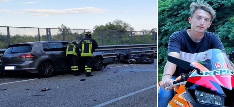 L'auto invade la corsia opposta e centra frontalmente una moto