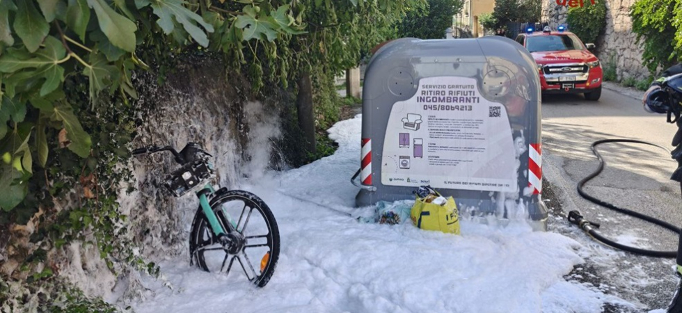 Brucia una bici elettrica, il fumo allarma i residenti: accorrono i vigili del fuoco