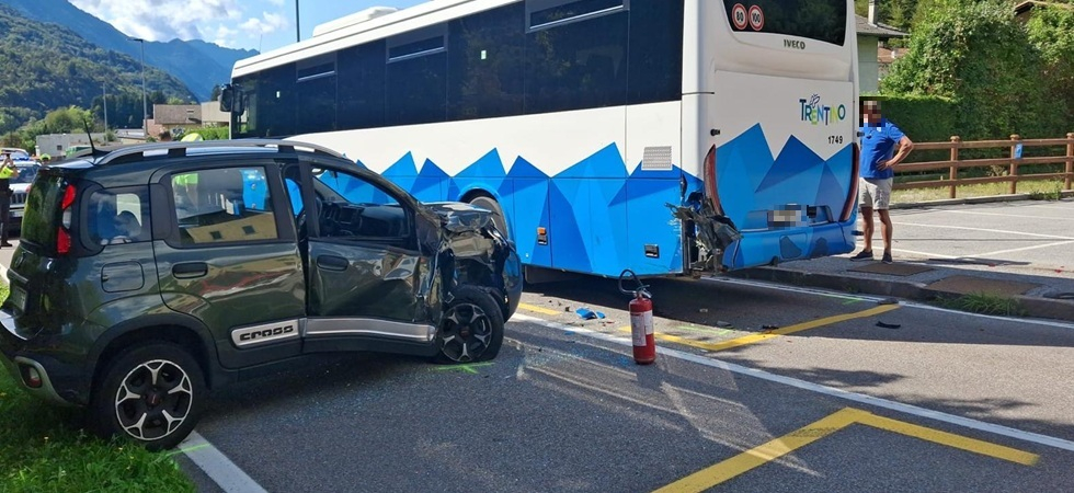 Violento schianto auto - corriera: momenti di paura per una 82enne, sul posto i soccorsi