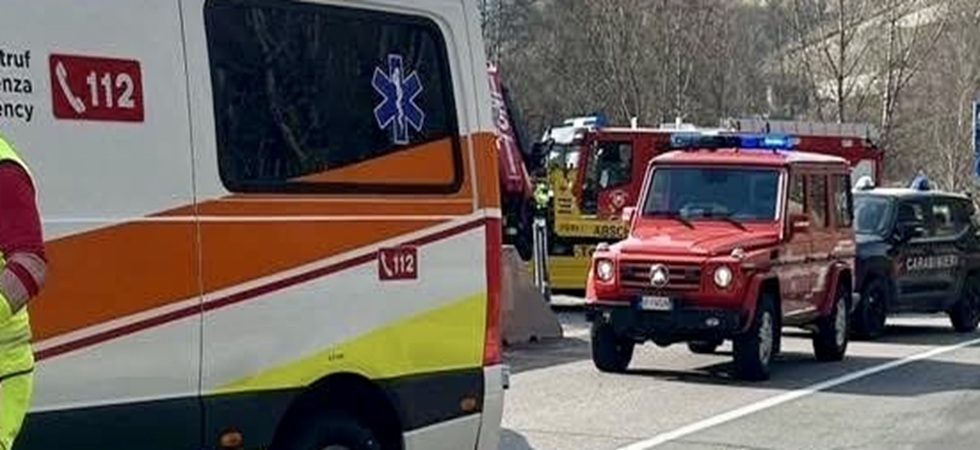 Schianto all'uscita dell'autostrada: un'auto si è ribaltata, coinvolto un furgone