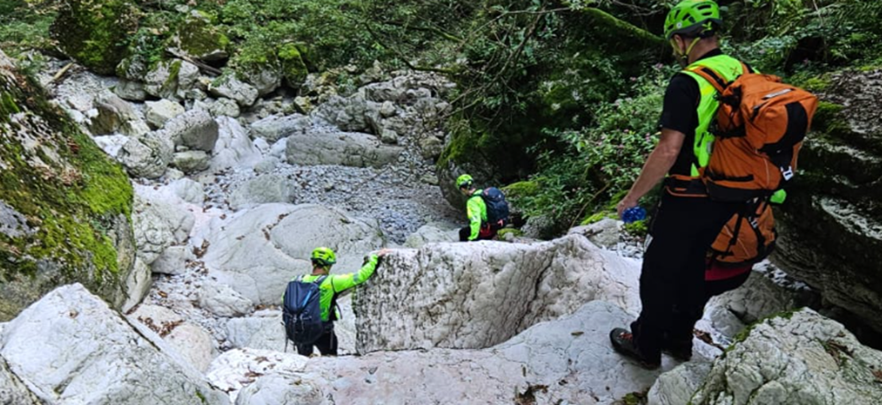 Col cagnolino, sbaglia strada e rimane bloccato tra le rocce impaurito e stanco
