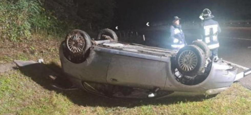 Trovano un'auto ribaltata ma all'interno non c'è nessuno: scattano le ricerche