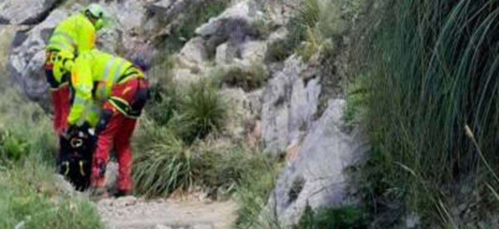 Disavventura lungo un sentiero, 24enne bloccata dalla stanchezza e da una crisi di panico: portata in salvo con l'elicottero