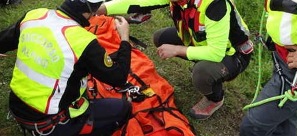 Scivola lungo il sentiero e sbatte violentemente il volto a terra: 68enne elitrasportato in ospedale