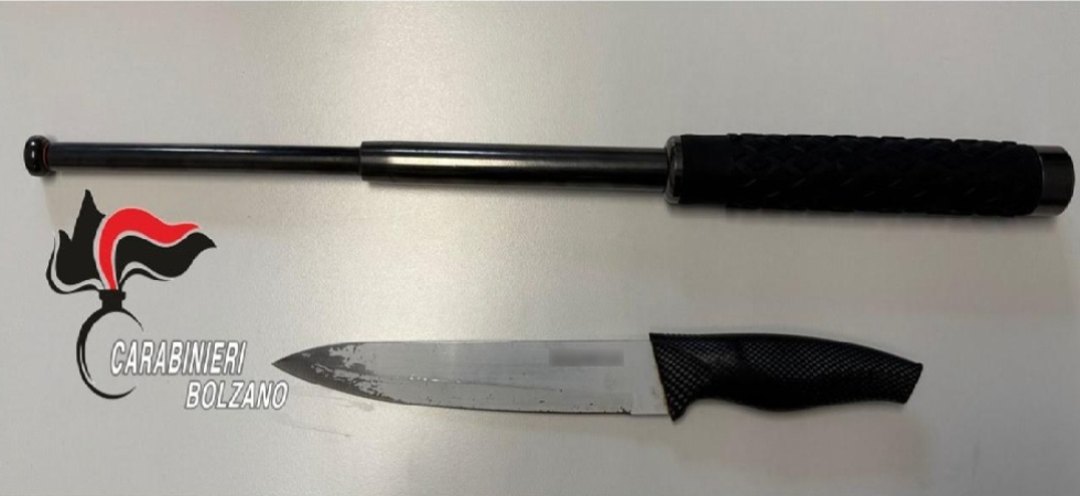 Aggressione a colpi di coltello e manganello, momenti di terrore alla fermata dell'autobus