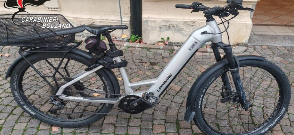 Provano a rubare una e-bike con una ruota bloccata, ma mentre la trascinano via arrivano i carabinieri