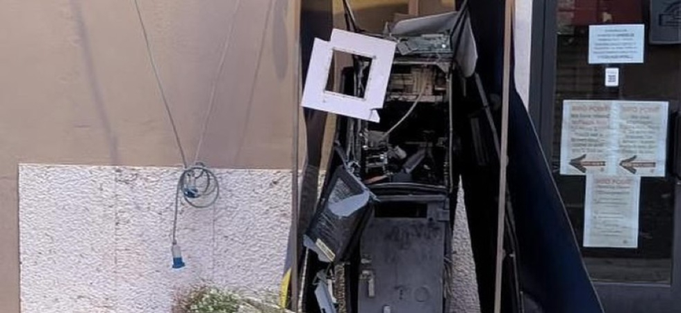 Boato nel cuore della notte, bancomat fatto esplodere in pieno centro storico: tre ladri in fuga, bottino da migliaia di euro