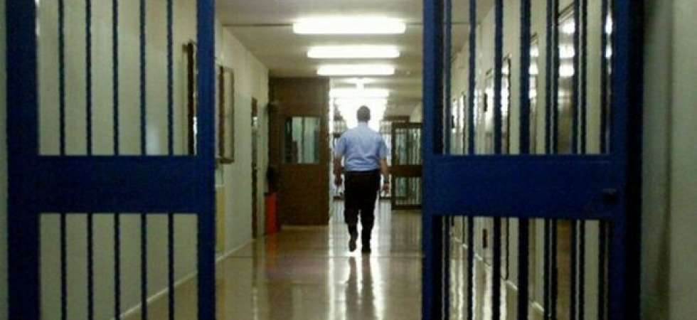 Paura nel carcere, tre agenti presi a bastonate da un detenuto che distrugge un tavolo