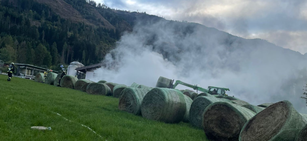 Colonne di fumo si alzano dalle balle di fieno che cominciano a bruciare